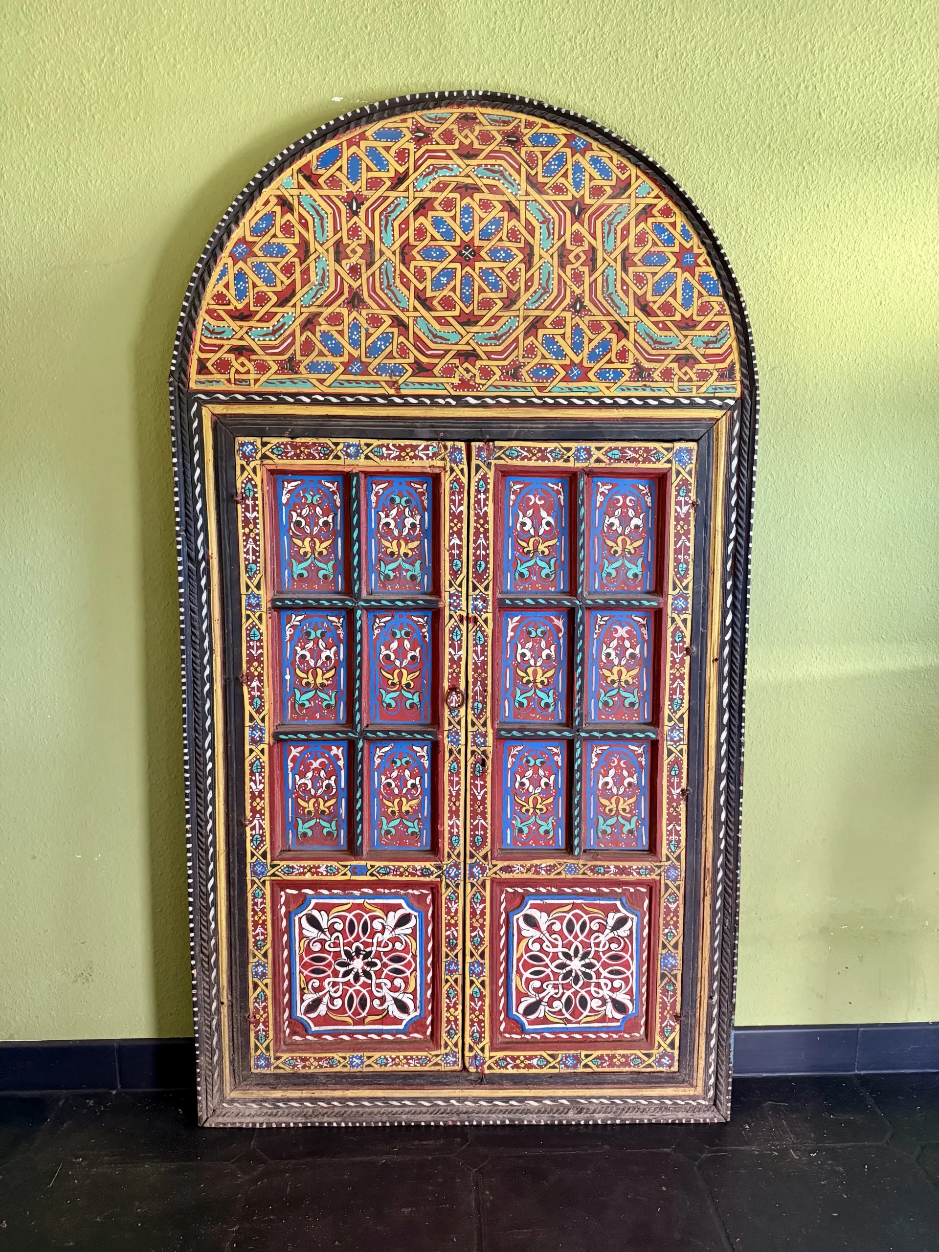 Antike, handbemalte Holztür aus Zedernholz – Unikat aus Marrakech 1 Handbemalte Holztür Marrakech aus Zedernholz – marokkanisches Unikat