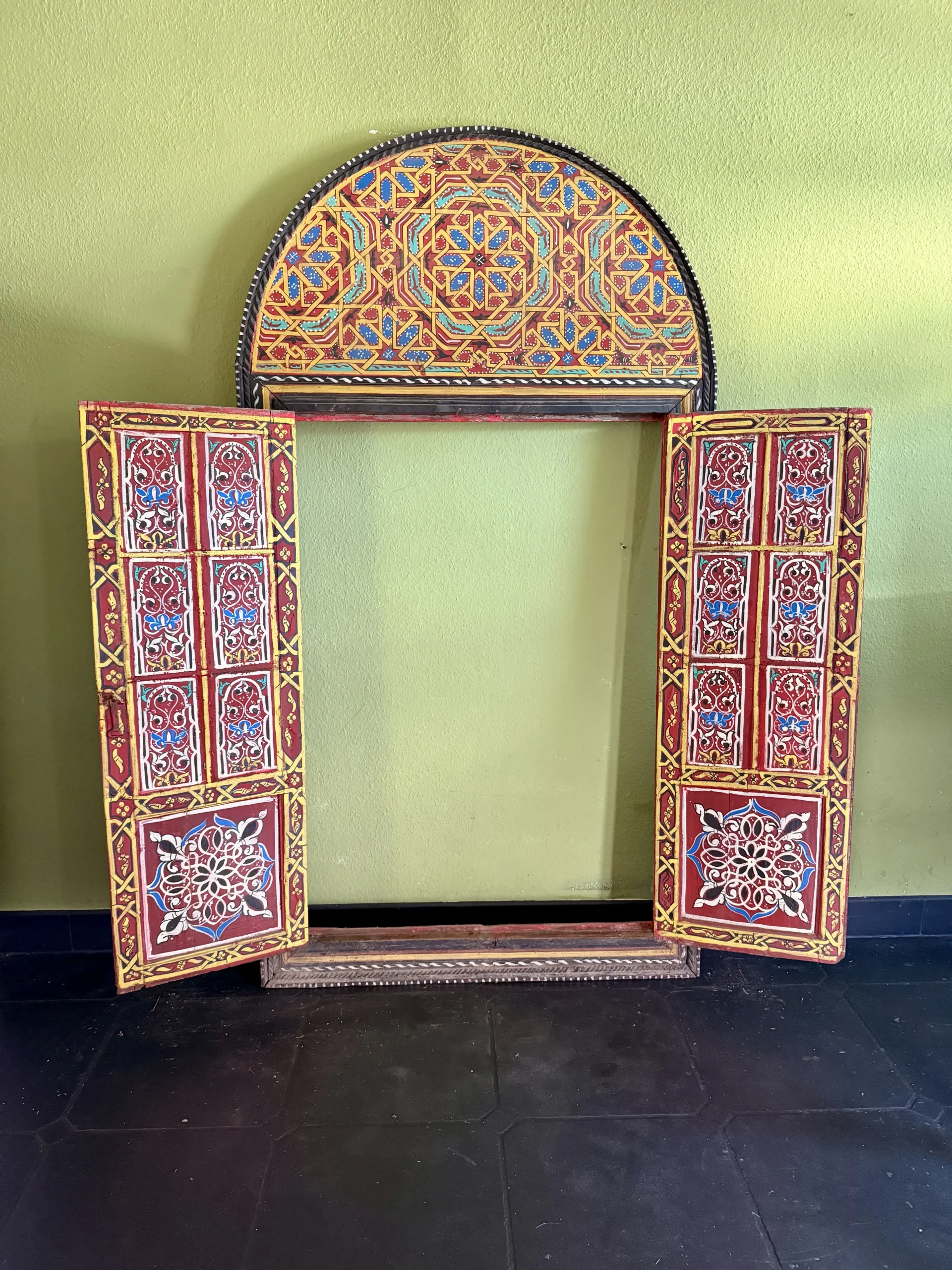 Antike, handbemalte Holztür aus Zedernholz – Unikat aus Marrakech 2 Antike, handbemalte Holztür aus Zedernholz – Unikat aus Marrakech – Bild 2