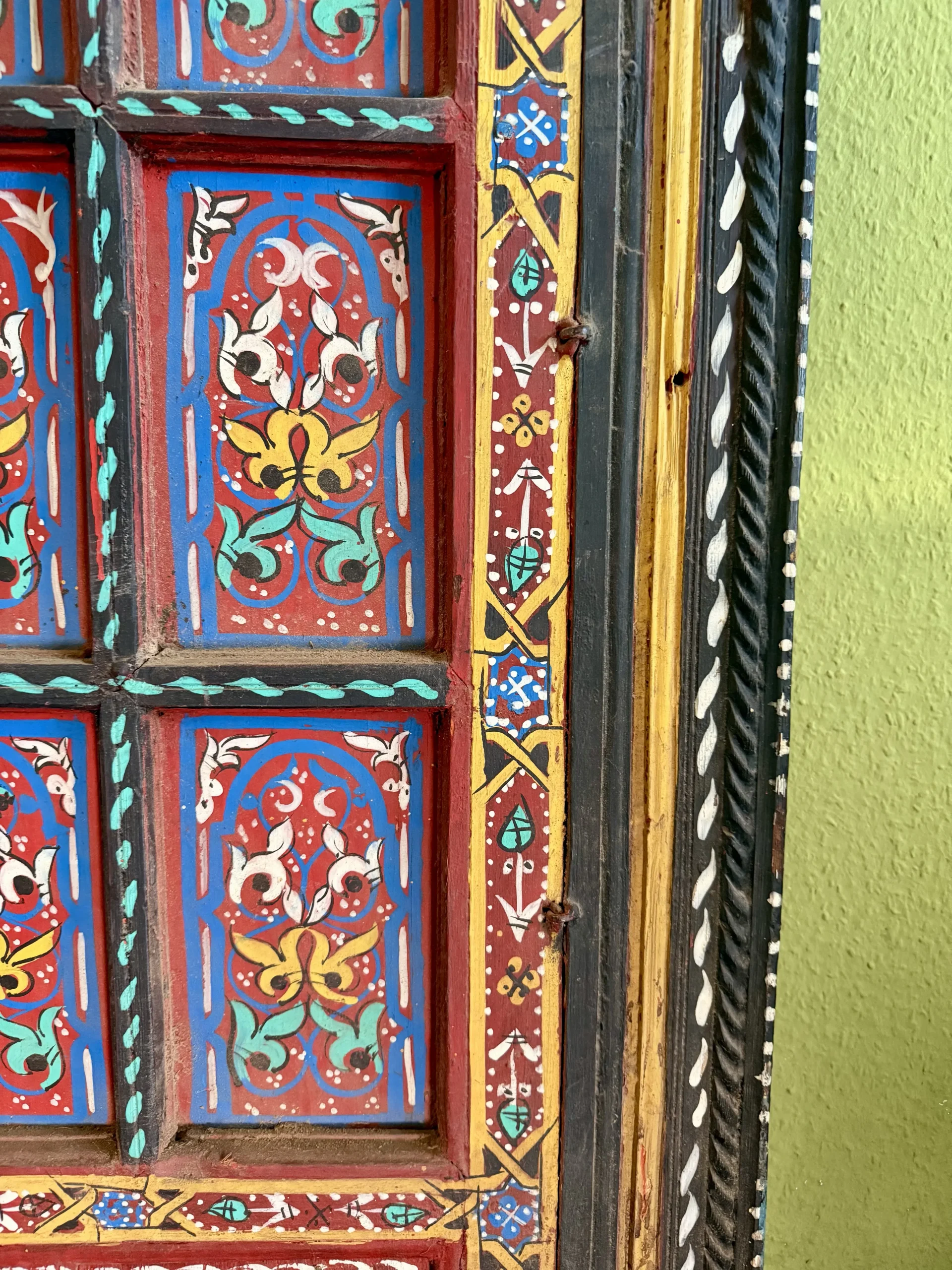 Antike, handbemalte Holztür aus Zedernholz – Unikat aus Marrakech 4 Antike, handbemalte Holztür aus Zedernholz – Unikat aus Marrakech – Bild 4