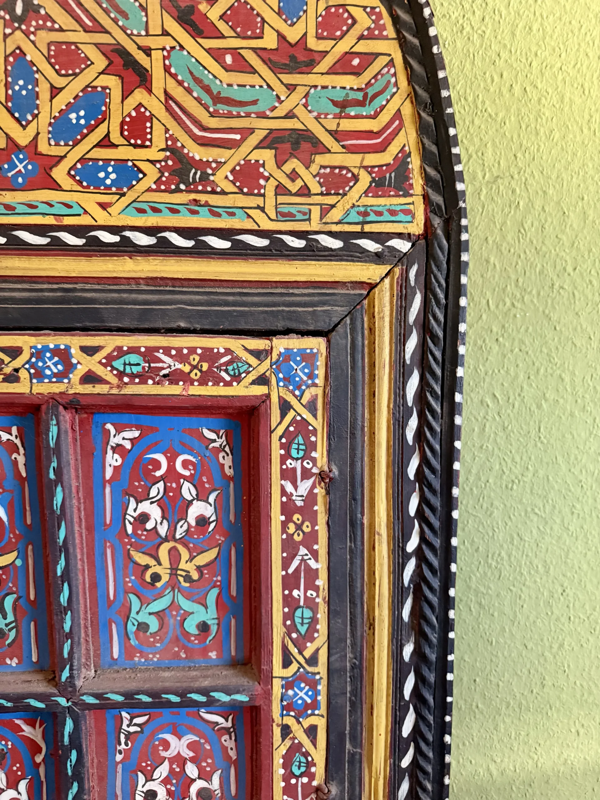 Antike, handbemalte Holztür aus Zedernholz – Unikat aus Marrakech 5 Antike, handbemalte Holztür aus Zedernholz – Unikat aus Marrakech – Bild 5
