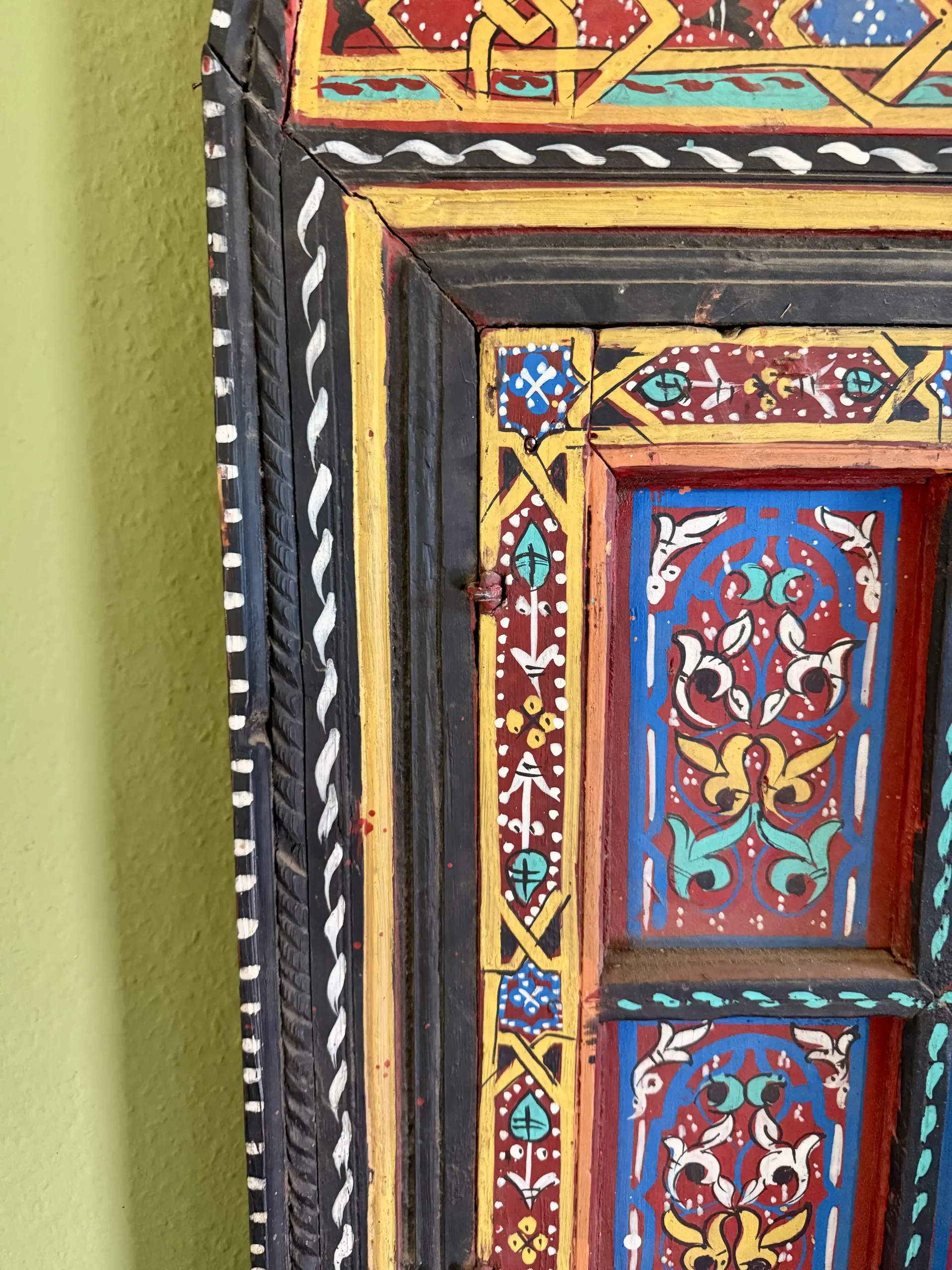 Antike, handbemalte Holztür aus Zedernholz – Unikat aus Marrakech 6 Antike, handbemalte Holztür aus Zedernholz – Unikat aus Marrakech – Bild 6