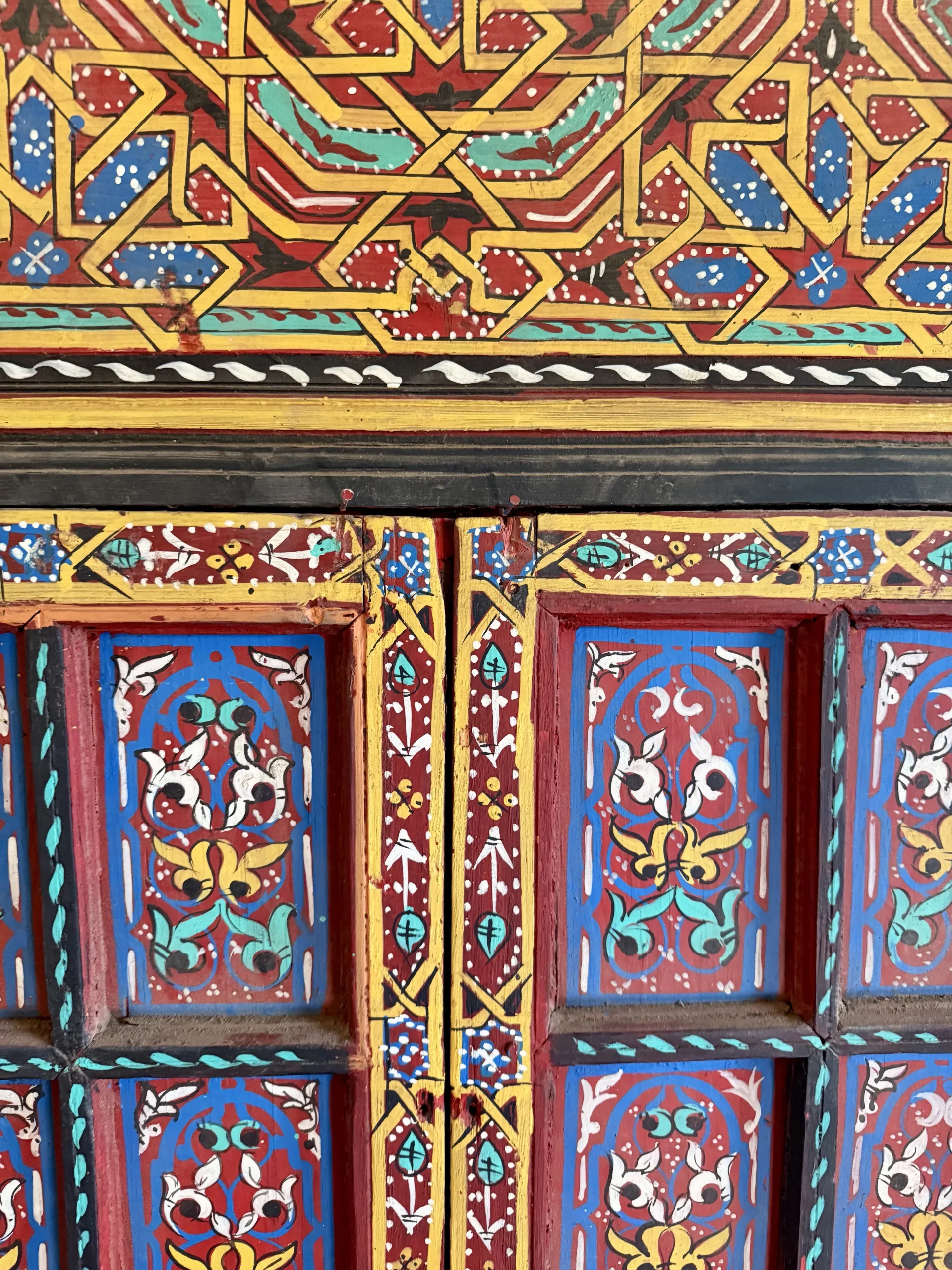 Antike, handbemalte Holztür aus Zedernholz – Unikat aus Marrakech 7 Antike, handbemalte Holztür aus Zedernholz – Unikat aus Marrakech – Bild 7
