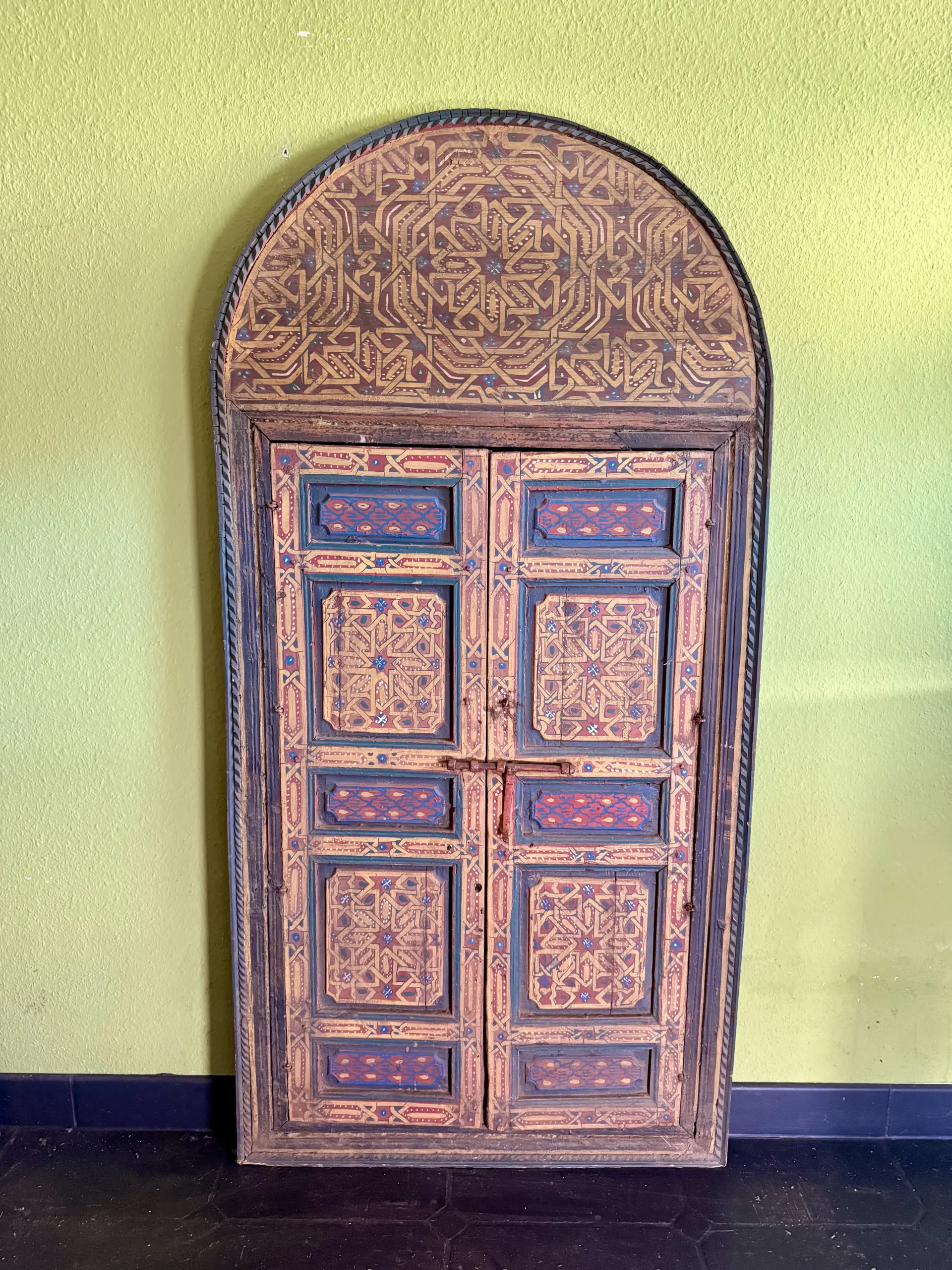 Antike, handbemalte Zedernholz-Tür – marokkanisches Unikat aus Marrakech 1 Antike, handbemalte Zedernholz-Tür – marokkanisches Unikat aus Marrakech