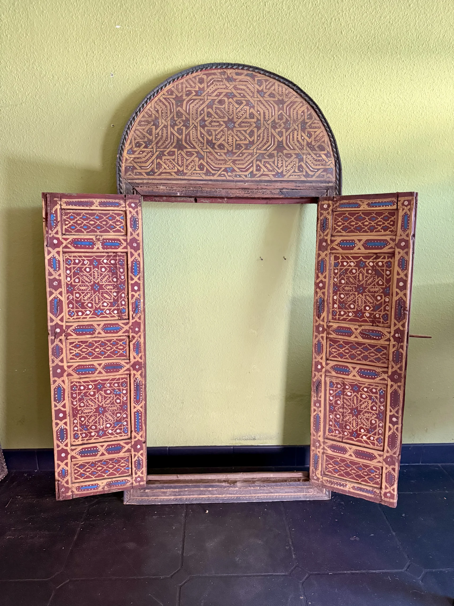 Antike, handbemalte Zedernholz-Tür – marokkanisches Unikat aus Marrakech 3 Antike, handbemalte Zedernholz-Tür – marokkanisches Unikat aus Marrakech – Bild 3