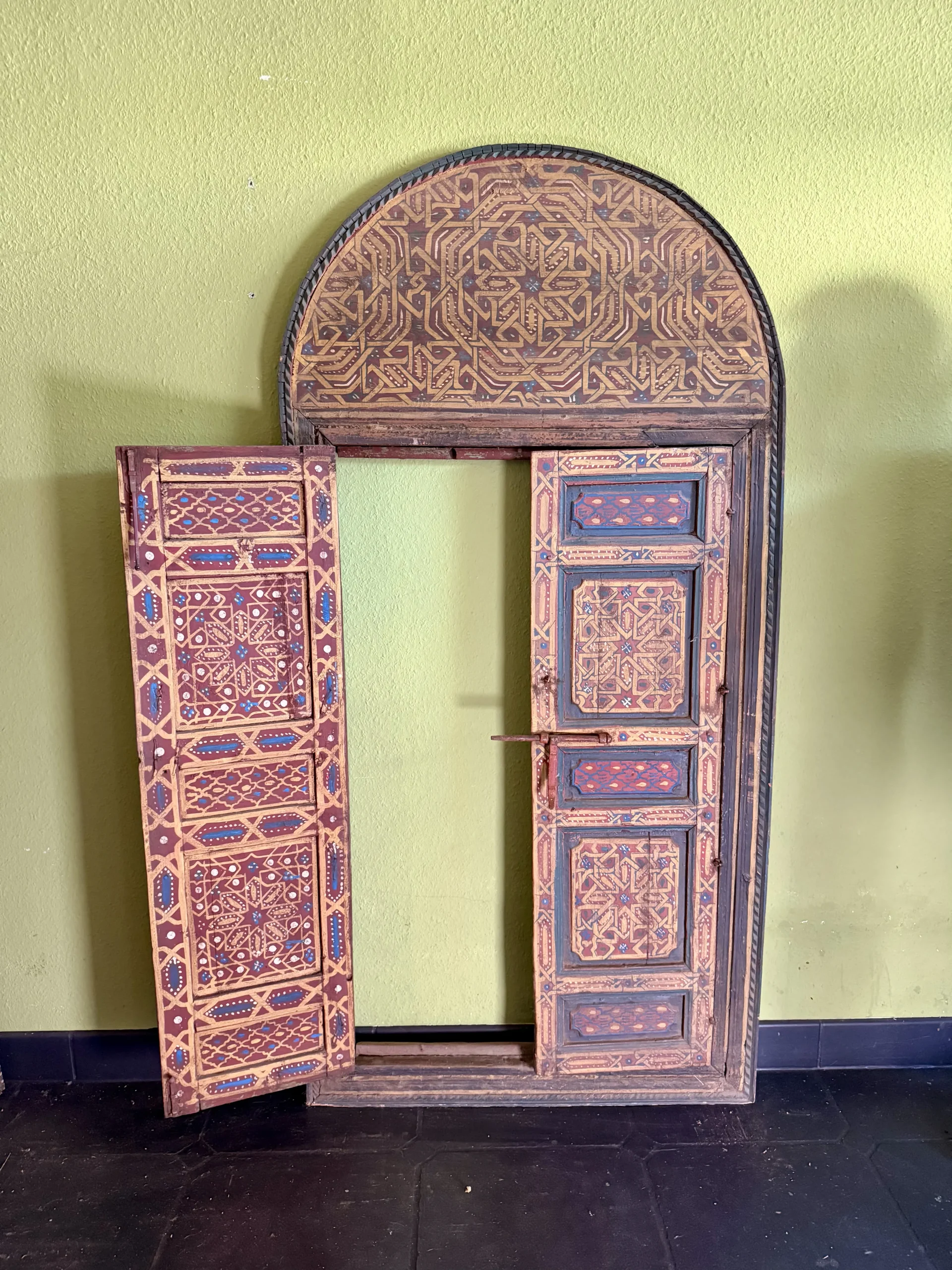 Antike, handbemalte Zedernholz-Tür – marokkanisches Unikat aus Marrakech 4 Antike, handbemalte Zedernholz-Tür – marokkanisches Unikat aus Marrakech – Bild 4