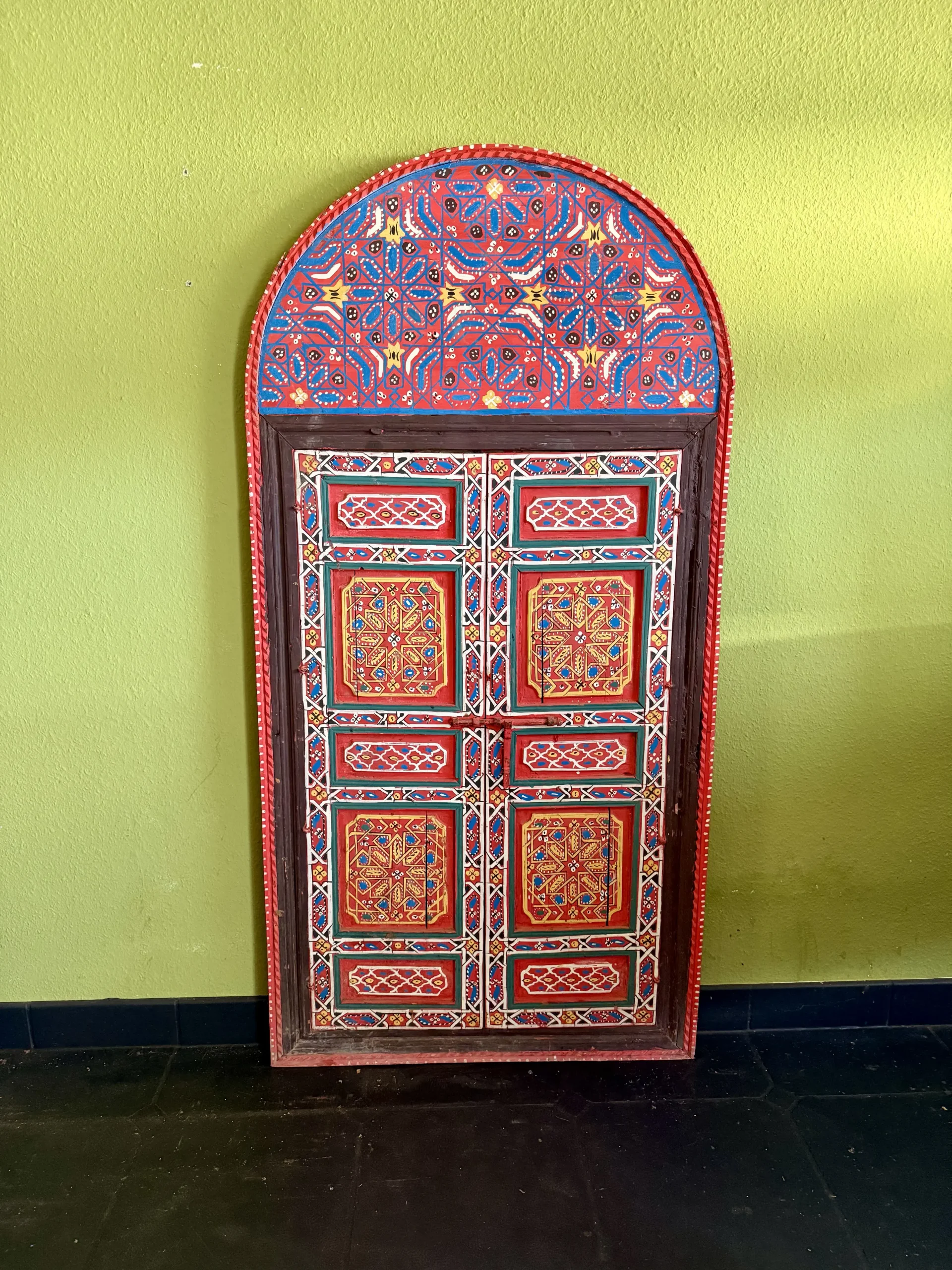 Antike, handbemalte Holztür aus Zedernholz – orientalisches Unikat aus Marrakech 1 Antike, handbemalte Holztür aus Zedernholz – orientalisches Unikat aus Marrakech