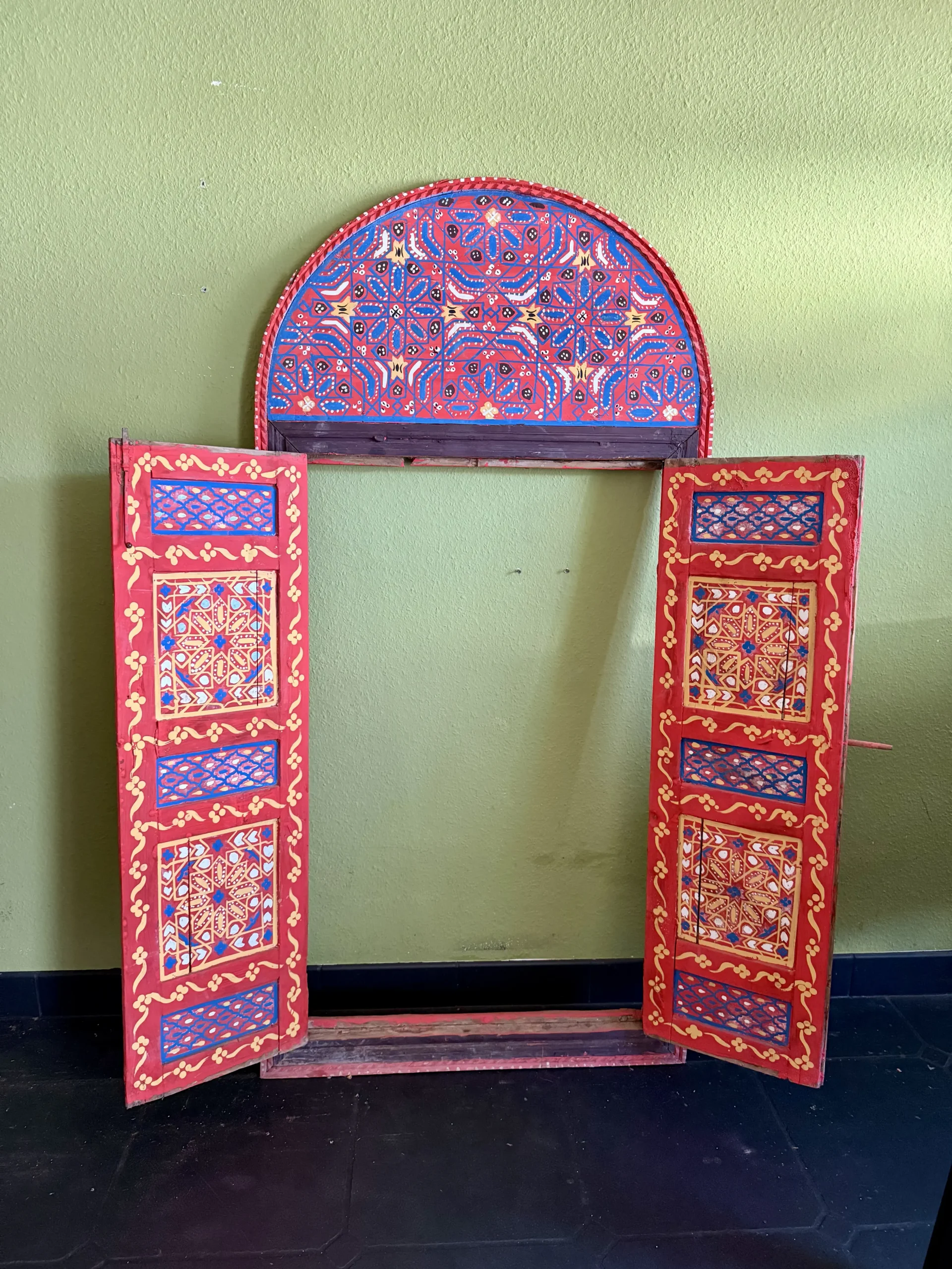 Antike, handbemalte Holztür aus Zedernholz – orientalisches Unikat aus Marrakech 7 Antike, handbemalte Holztür aus Zedernholz – orientalisches Unikat aus Marrakech – Bild 7