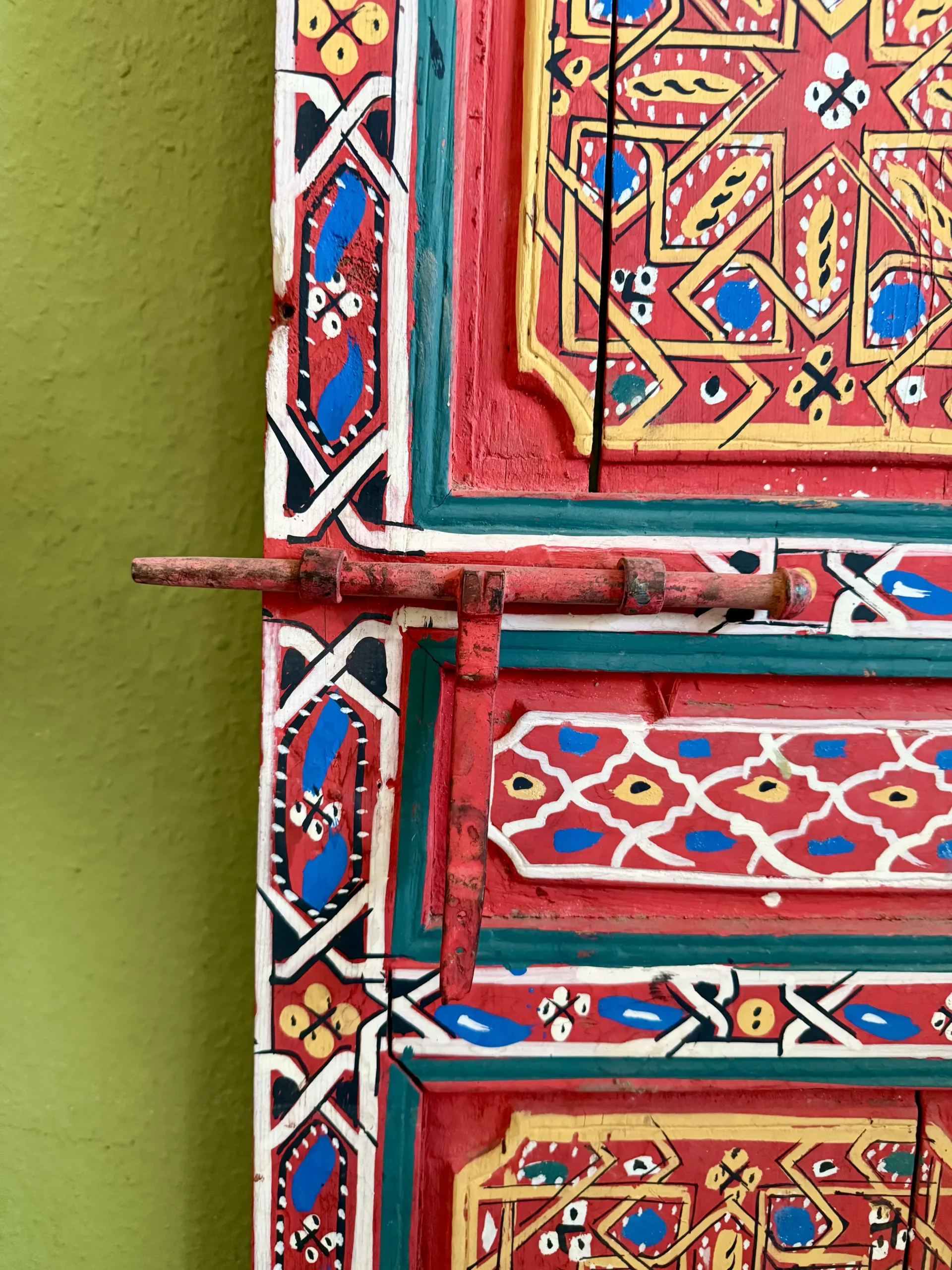 Antike, handbemalte Holztür aus Zedernholz – orientalisches Unikat aus Marrakech 5 Antike, handbemalte Holztür aus Zedernholz – orientalisches Unikat aus Marrakech – Bild 5