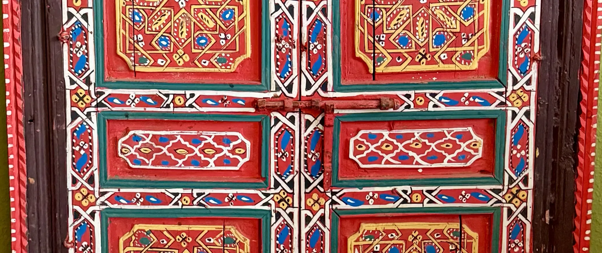 Antike, handbemalte Holztür aus Zedernholz – orientalisches Unikat aus Marrakech 4 Antike, handbemalte Holztür aus Zedernholz – orientalisches Unikat aus Marrakech – Bild 4